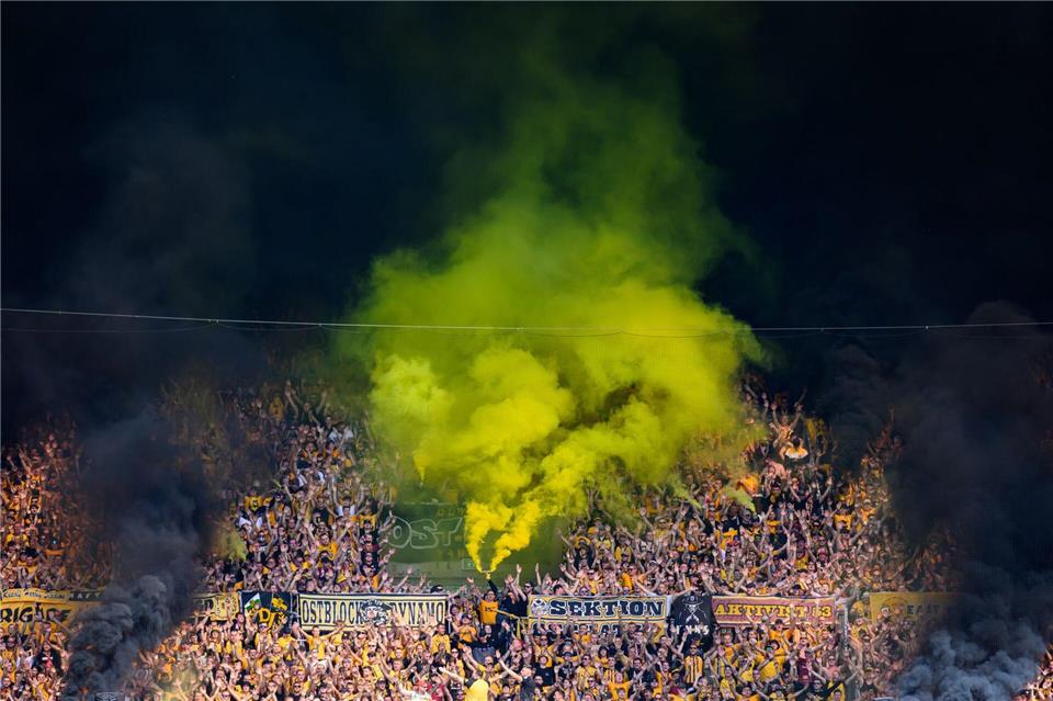 Bilder des Tages Eine grüngelbe Wolke steigt aus dem K-Block im Stadion.Robert Michael/dpa