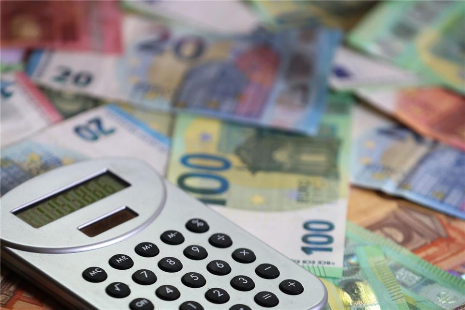 Land erwartet trotz Krise Steuerplus von 1,5 Milliarden Euro  Eine gute Nachricht, aber kein Grund zur Entwarnung, findet Finanzminister Danyal Bayaz (Grüne). Karl-Josef Hildenbrand/dpa