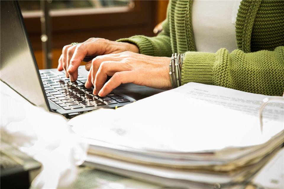 Eine gute Ordnung ist die halbe Miete: Wer sämtliche für die Steuererklärung relevanten Belege an einem Ort abheftet, hat es bei der Erstellung später leichter.Christin Klose/dpa-tmn