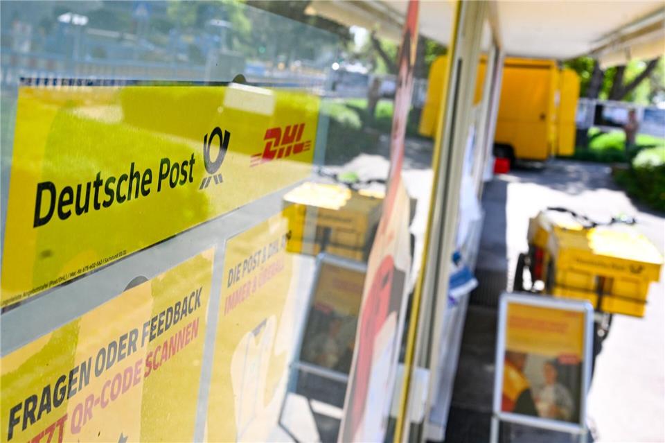 Eine gute alte Postfiliale, in der es Briefmarken zu kaufen gibt und Pakete aufgegeben werden können.Bernd Weißbrod/dpa