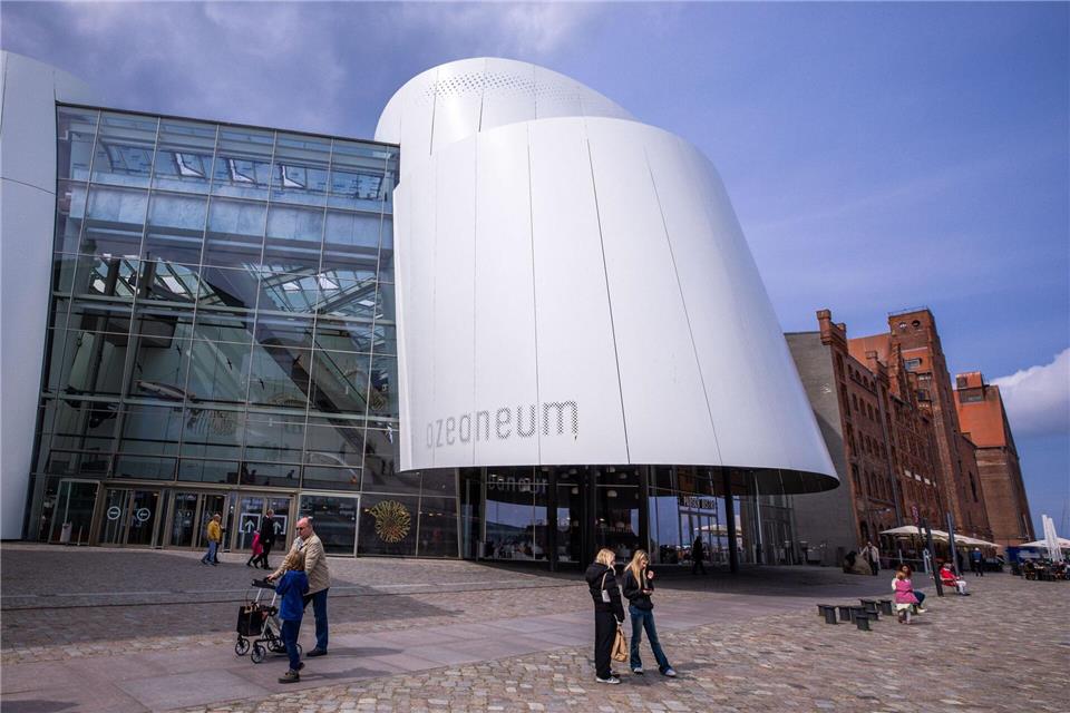Eine halbe Million Menschen besuchen jährlich das Ozeaneum in Stralsund. (Archivbild)Jens Büttner/dpa
