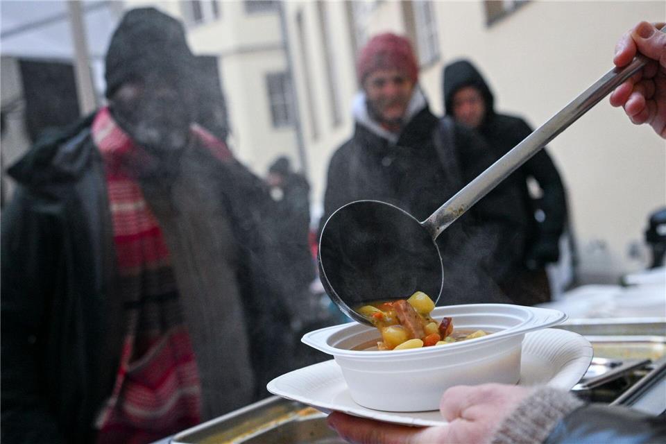 Eine heiße Suppe für obdachlose Menschen.Jens Kalaene/dpa