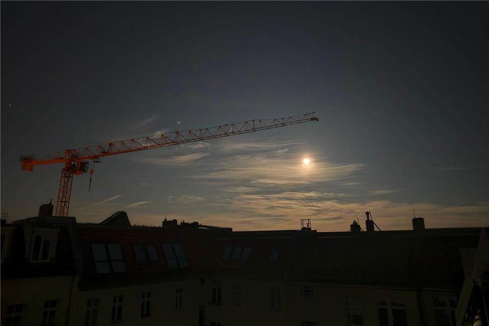 Eine helle Vollmondnacht im Frühling: Der Nachtmodus des Motorola Signature kann sich fast mit dem des Google Pixel messen. Till Simon Nagel/dpa-tmn