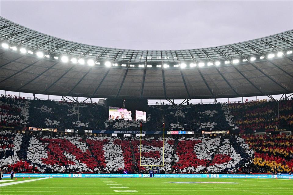 Eine herausragende NFL-Choreo im Olympiastadion.Sebastian Christoph Gollnow/dpa