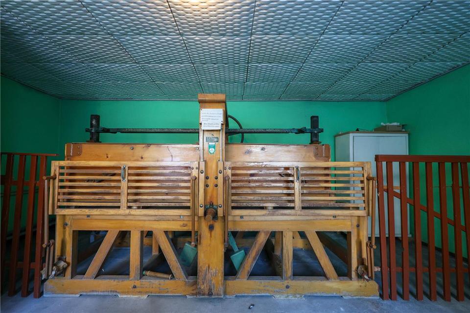 Eine historische Kaltmangel steht in einem kleinen Gebäude in Heinrichsort im Landkreis Zwickau. Jan Woitas/dpa
