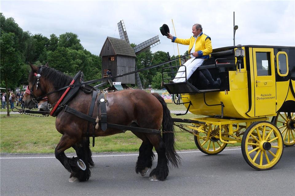 Eine historische Postkutsche fährt beim Deutschen Mühlentag an einer Bockwindmühle aus dem Jahr 1840 vorbei. Sebastian Willnow/dpa