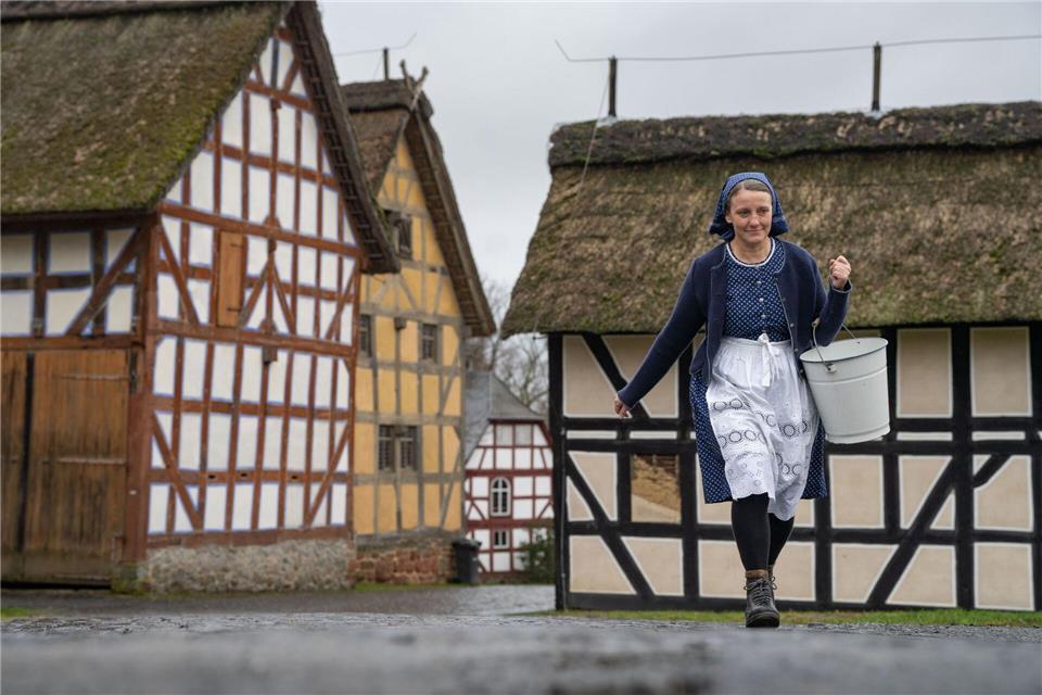 Eine historische gekleidete Hausfrau wird Tipps für nachhaltiges Haushalten geben. Frank Rumpenhorst/dpa