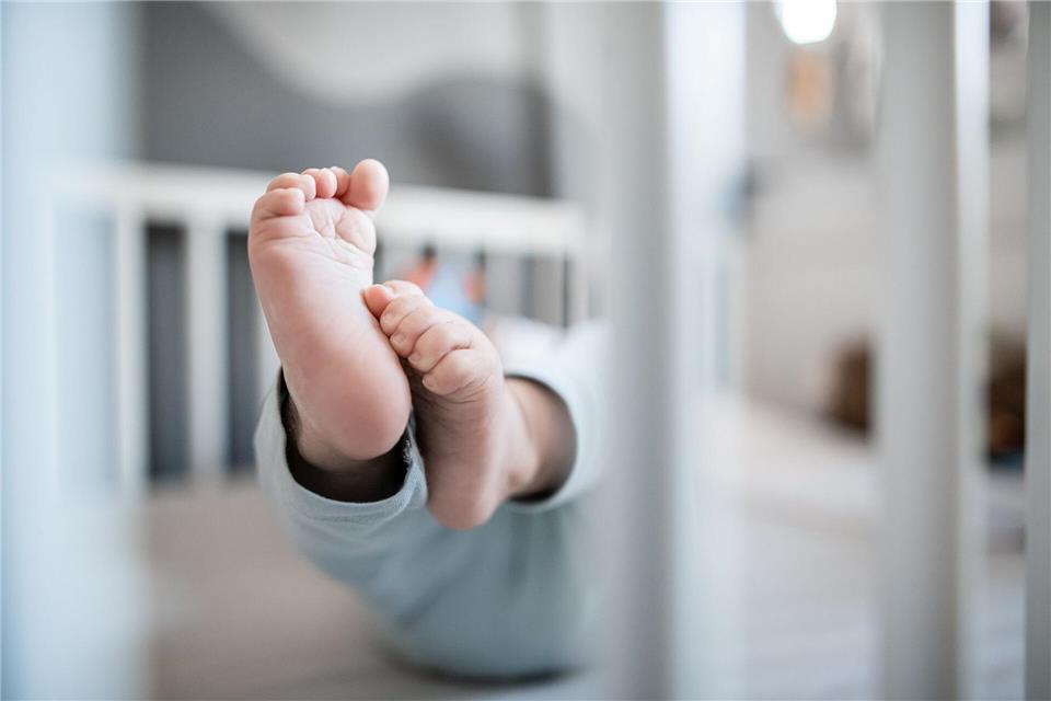 Eine hochschwangere Frau schaffte nicht mehr den Weg in den Kreißsaal, ihr Baby kam daher auf der Autobahn zur Welt. (Symbolbild)picture alliance/dpa