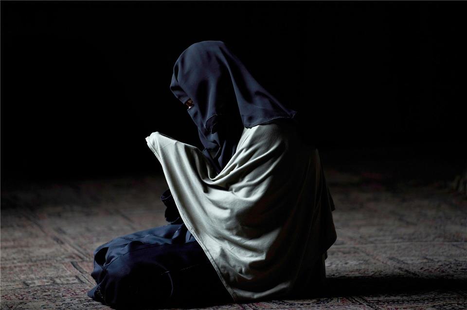 Eine in einen Niqab gehüllte muslimische Frau aus Kaschmir betet am Schrein eines islamischen Heiligen.Dar Yasin/AP/dpa