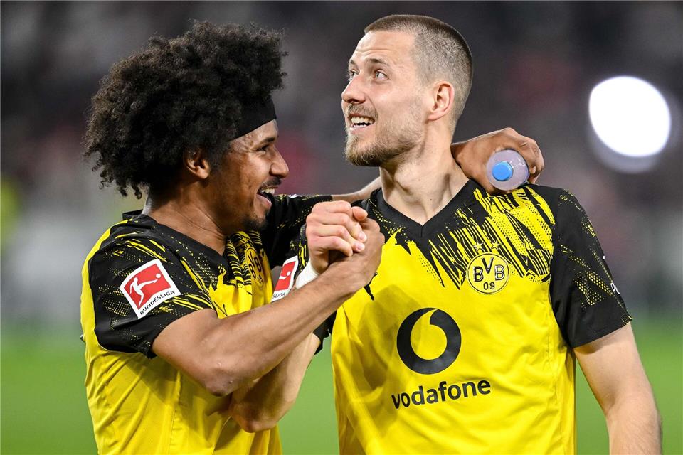 Eine irre Wende des Spiels: Dortmunds Torschütze Karim Adeyemi (l) jubelte mit dem früheren Stuttgarter Waldemar Anton über den späten Sieg.Harry Langer/dpa