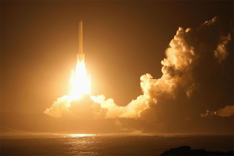 Eine japanische H3-Rakete, die eine Sonde für eine Mission zur Entnahme von Proben von einem Marsmond an Bord hat, steigt in den frühen Morgenstunden nach dem Start vom Tanegashima Space Center in der Präfektur Kagoshima im Südwesten Japans in den Himmel. Die japanische Raumsonde ist samt dem deutsch-französischen Rover „Idefix“ Richtung Marsmond Phobos aufgebrochen.Uncredited/kyodo/dpa