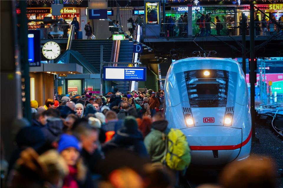 Eine junge Frau hat einem Mitarbeiter der DB-Security Rassismus und Gewalt vorgeworfen. (Symbolbild)Christian Charisius/dpa