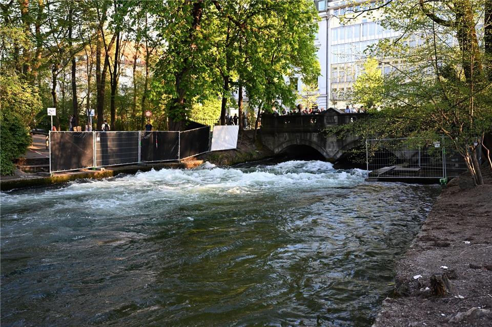 Eisbach-Unfall: Zustand der Surferin hat sich stabilisiert Eine junge Frau hat sich beim Surfen an der Eisbachwelle lebensgefährlich verletzt. Felix Hörhager/dpa /dpa