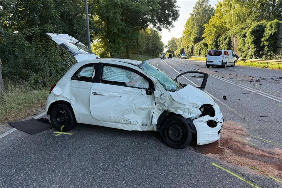 Eine junge Frau ist mit ihrem Auto in den Gegenverkehr geraten und dort erst gegen ein Taxi gestoßen und dann gegen einen Kleintransporter geschleudert worden.Daniel Bockwoldt/dpa