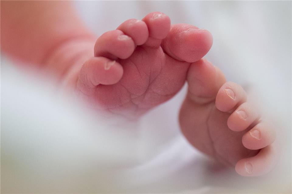 Eine junge Mutter sitzt in U-Haft, weil sie ihr Neugeborenes ausgesetzt hat. (Symbolbild)Arno Burgi/dpa-Zentralbild/dpa