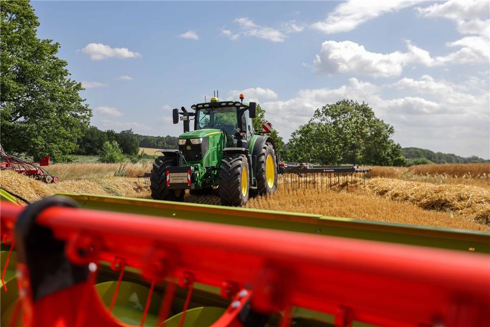 Junge Frau kippt mit Trecker um - erst nach Stunden befreit Eine junge Treckerfahrerin ist in Babenhausen im Allgäu mit ihrem Traktor samt Anhänger umgekippt und schwer verletzt worden. (Symbolbild)Jan Woitas/dpa