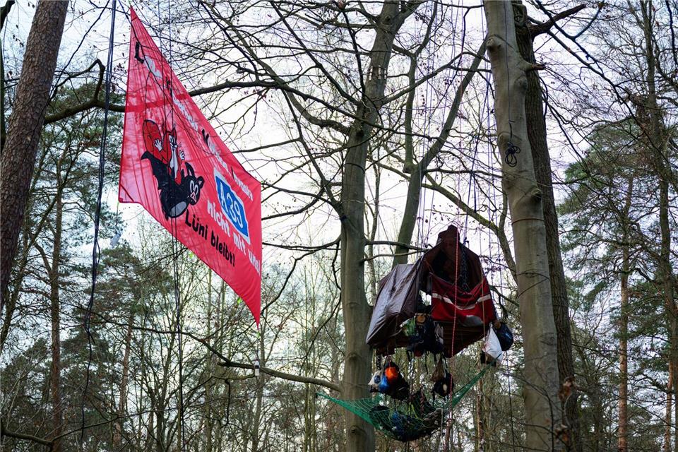Eine kleine Gruppe demonstriert im Wald gegen den Ausbau der A39.Philipp Schulze/dpa