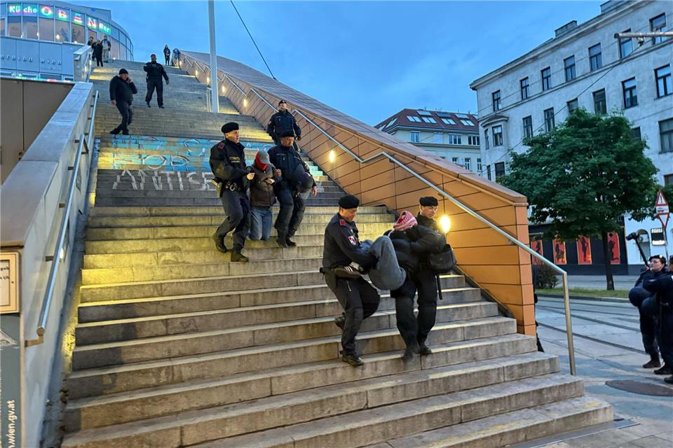 Eine kleine Gruppe von Aktivisten sorgte für einen größeren Polizeieinsatz.Britta Schultejans/dpa