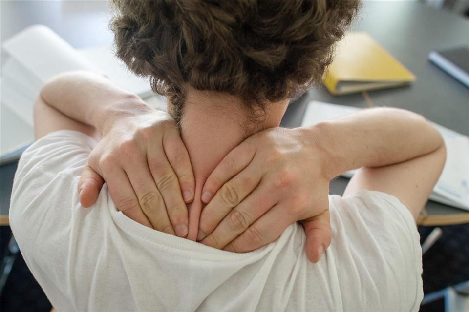 Eine kleine Massage für den Nacken? Gern. Ein sanftes Kneten regt nämlich die Durchblutung an und kann somit dabei helfen, Verspannungen zu lösen. picture alliance/dpa/dpa-tmn