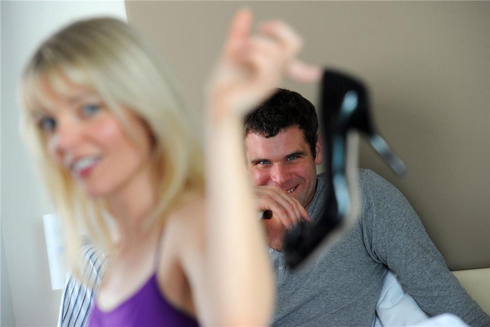 Eine kleine Überraschung oder einen Plan fürs Wochenende: Setzen beide regelmäßig Impulse, stehen die Chancen gut, dass sich in der Partnerschaft wieder ein Prickeln einstellt. Jens Kalaene/dpa-tmn