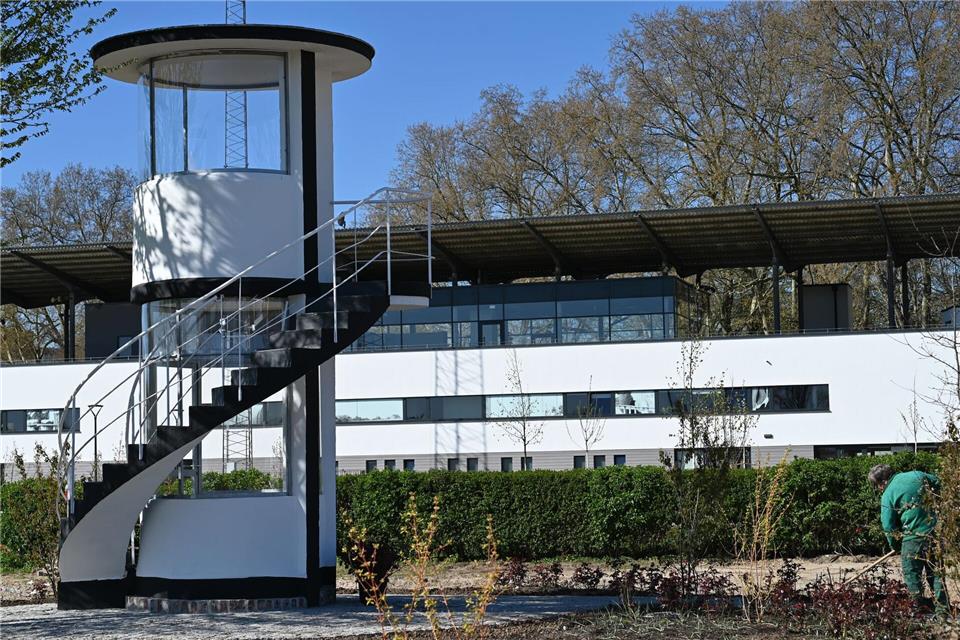 Eine kleiner Turm an der ehemaligen Rennstrecke der Pferde auf dem Gelände der Landesgartenschau ist erhalten geblieben. Auch die umlaufende Sandbahn ist als Trockenbiotop weiterhin sichtbar. Volker Danisch, dpa