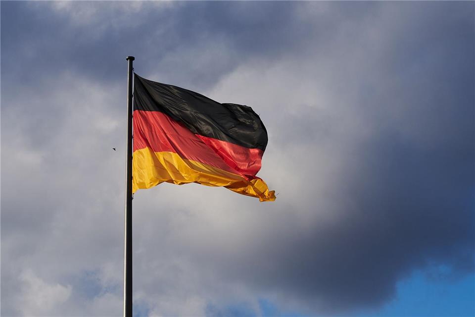 Eine knappe Mehrheit der Ostdeutschen sieht die Einheit als Gewinn. (Archivbild)Annette Riedl/dpa