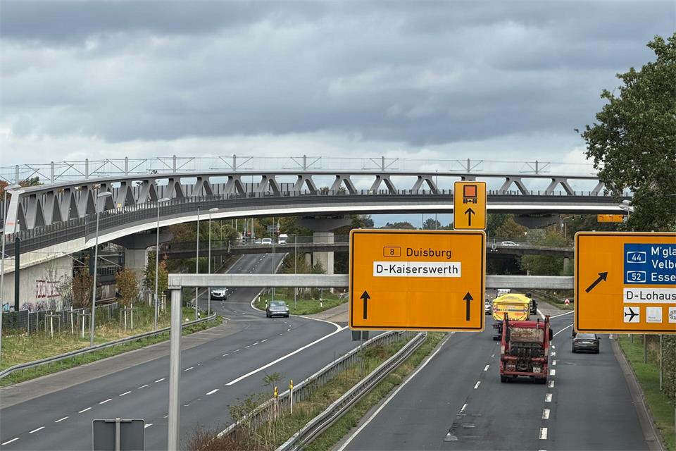 Eine mehr als 400 Meter lange Brücke führt Stadtbahnen über den Knotenpunkt von B8 und A44 zum Flughafen Düsseldorf.Volker Danisch/dpa
