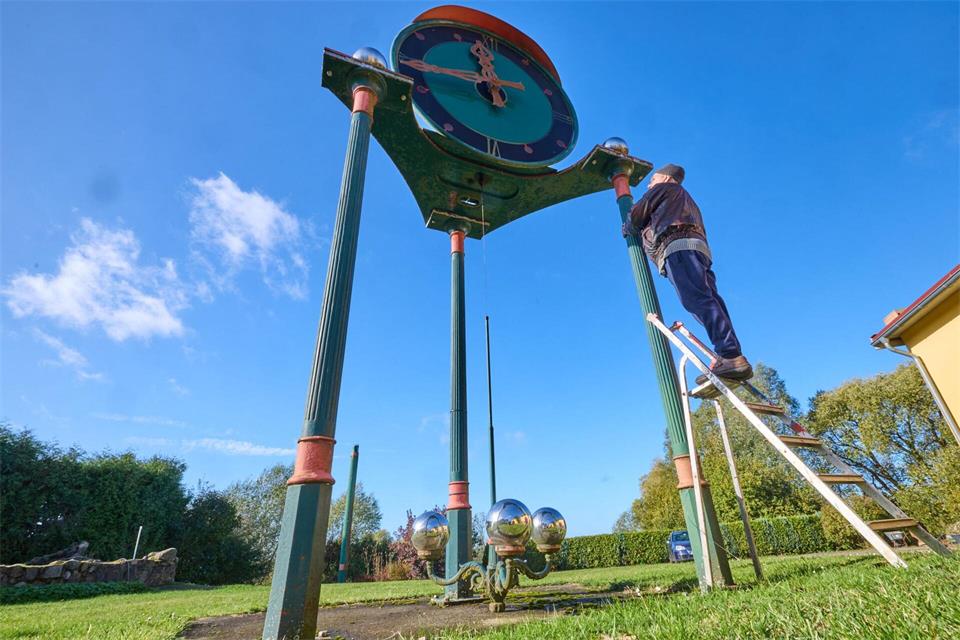 Eine mehr als fünf Meter hohe Uhr steht im Garten des Uhrenliebhabers.Jens Büttner/dpa