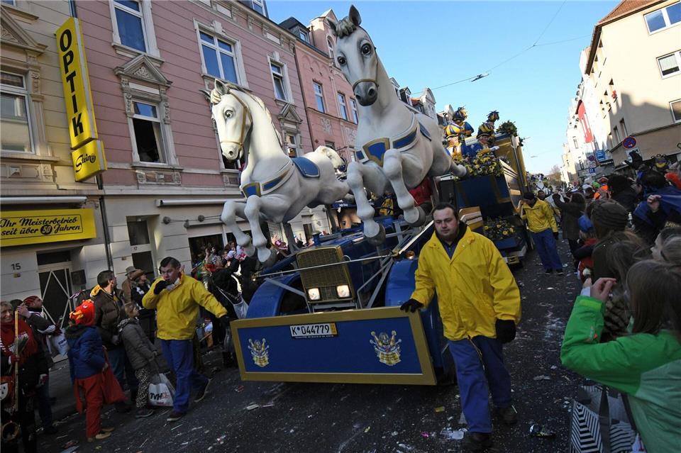 Eine mögliche Alternative: Pferdefiguren statt echter Tiere. (Archivbild)Henning Kaiser/dpa