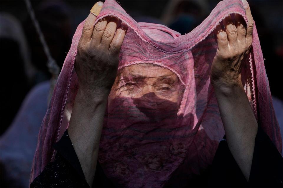 Eine muslimische Frau aus Kaschmir betet während des jährlichen Khawaja-e-Digar-Festes vor dem Schrein von Naqashband Sahib in Srinagar, im von Indien kontrollierten Kaschmir.Mukhtar Khan/AP/dpa