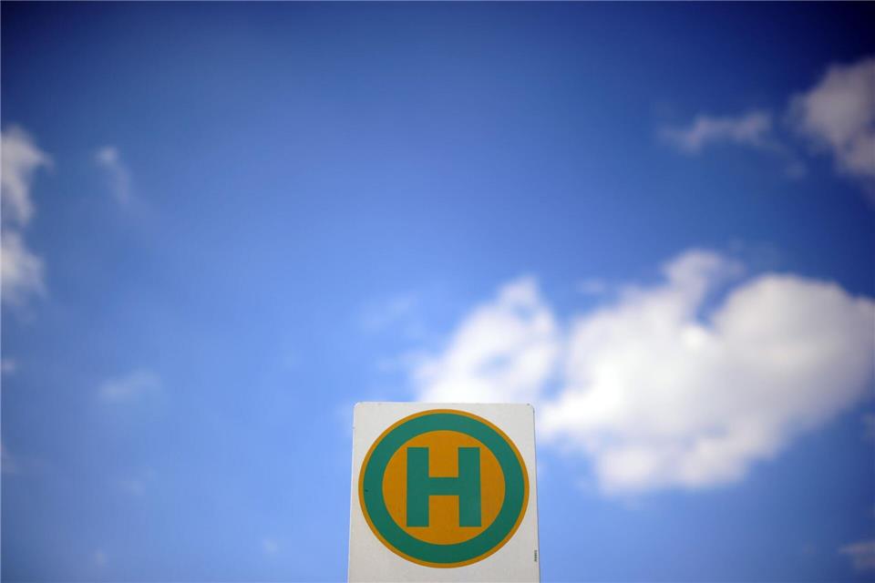 Eine neue App soll mit Angeboten wie Rufbussen oder Anruf-Sammeltaxis besonders in ländlichen Regionen die Mobilität in NRW verbessern. (Symbolbild) picture alliance / dpa