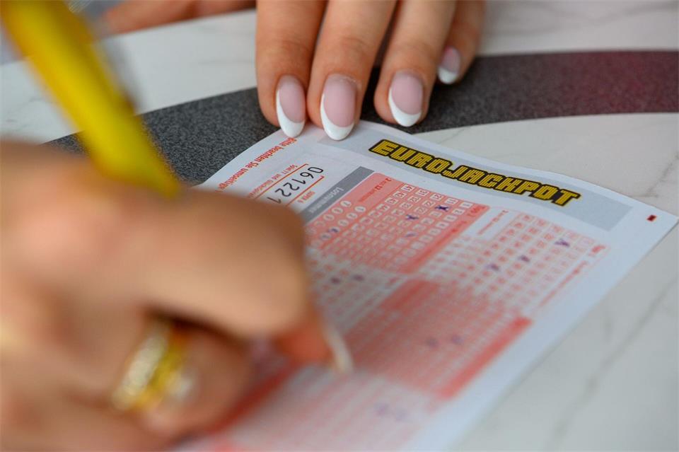 Eine neue Chance auf den prall gefüllten Eurojackpot gibt es am Dienstag.Klaus-Dietmar Gabbert/dpa