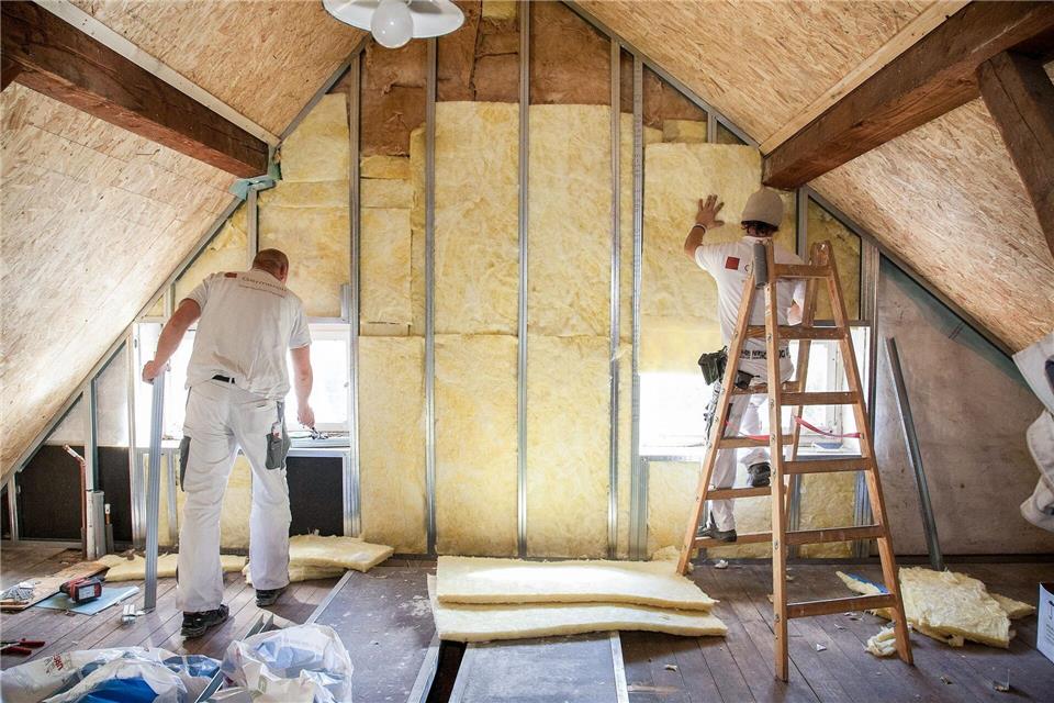Eine neue Dämmung kann in älteren Immobilien den Wärmeverlust reduzieren und langfristig Energiekosten senken.Kai Remmers/dpa-tmn