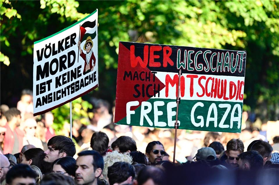 Eine neue Demonstration in Stuttgart und Berlin will ein Zeichen setzen gegen Kriege. (Archivbild)Fabian Sommer/dpa