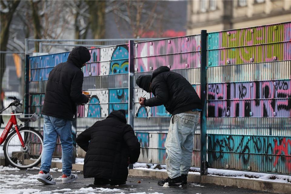 Eine neue Einrichtung für suchtkranke Obdachlose soll das Umfeld am Hamburger Hauptbahnhof entlasten (Archivbild).Christian Charisius/dpa