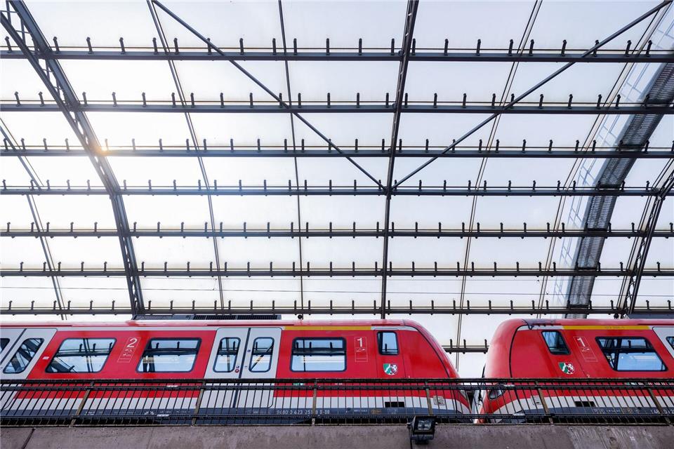 Eine neue Gesellschaft soll den Schienennahverkehr in NRW neu organisieren. (Symbolbild)Rolf Vennenbernd/dpa