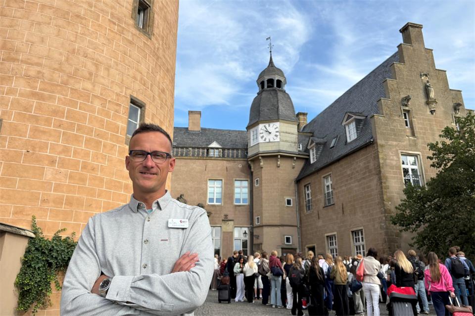 Eine neue Jugendgruppe trifft in Gemen ein. Jan Aleff, seit Juni Burgkaplan, bietet geistliche Unterstützung in allen Fragen des Lebens und des Glaubens an.