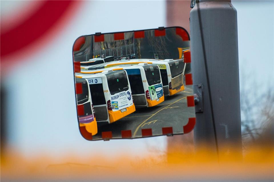 Eine neue Mobilitätsmarke soll gebündelt Fahrplanauskünfte und Ticketinfos geben, aber auch die Welt der Jobs im ÖPNV bieten, samt konkreter Stellenangebote. (Archivfoto)Andreas Arnold/dpa