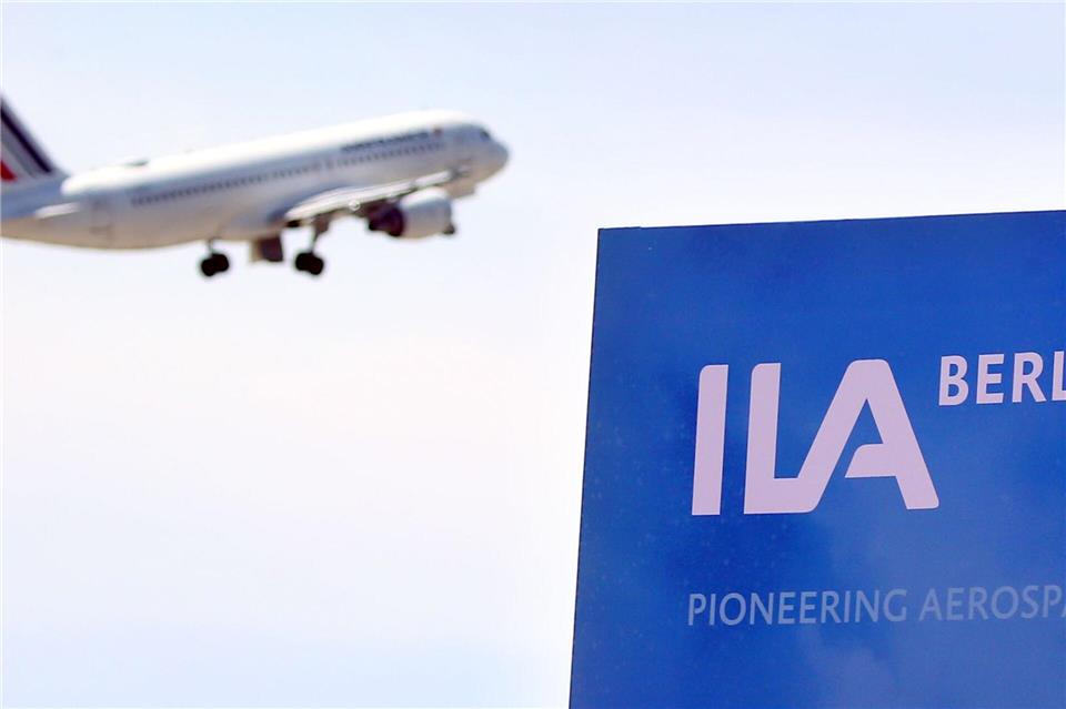 Eine neue Partnerschaft zwischen Brandenburg, Sachsen und einem EU-Forschungsprogramm soll die Entwicklung emissionsarmer Flugzeuge voranbringen. Die Kooperation wurde zum Start der Internationalen Luft- und Raumfahrtausstellung ILA geschmiedet. (Symbolbild)Wolfgang Kumm/dpa