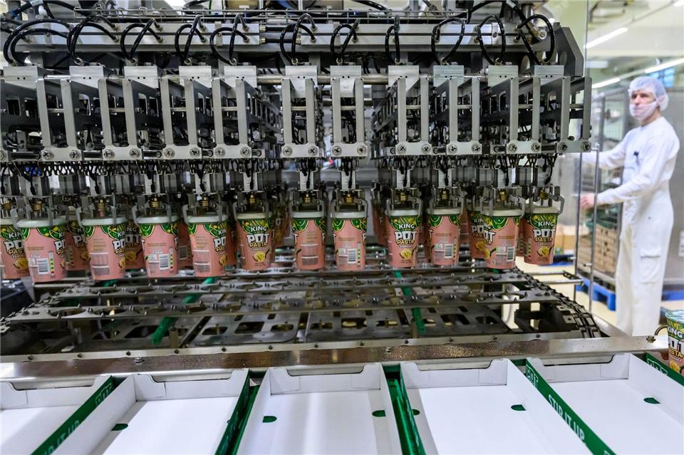 Eine neue Produktionslinie für Snackprodukte geht im Knorr-Werk in Auerbach (Vogtlandkreis) in Betrieb.Hendrik Schmidt/dpa