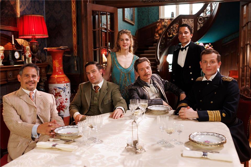 Eine neue Serie gibt Antworten auf Fragen, die im legendären Sketch „Dinner for One“ offen bleiben.Frederic Batier/Amazon MGM Studios/dpa