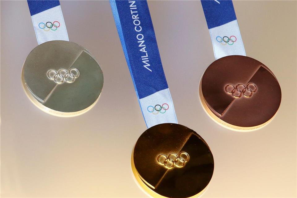 Eine olympische Medaille wollen 2026 viele Wintersportler holen.Paola Garbuio/LaPresse via ZUMA Press/dpa