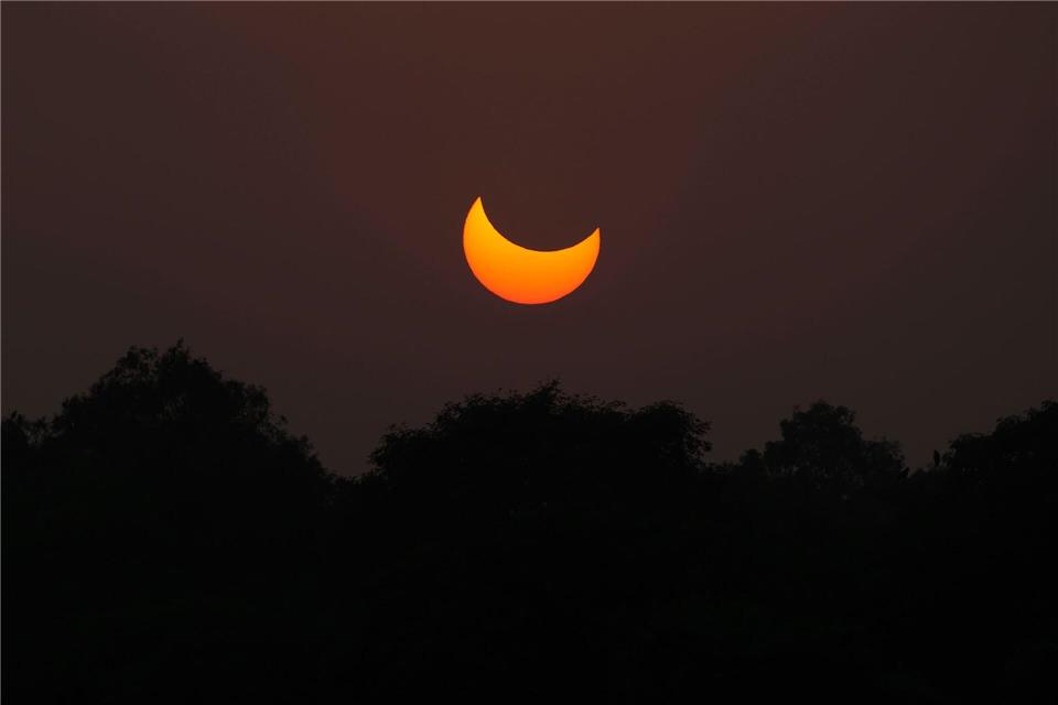 Eine partielle Sonnenfinsternis vor Sonnenuntergang in Pakistan. (Archivbild)K.M. Chaudary/AP/dpa