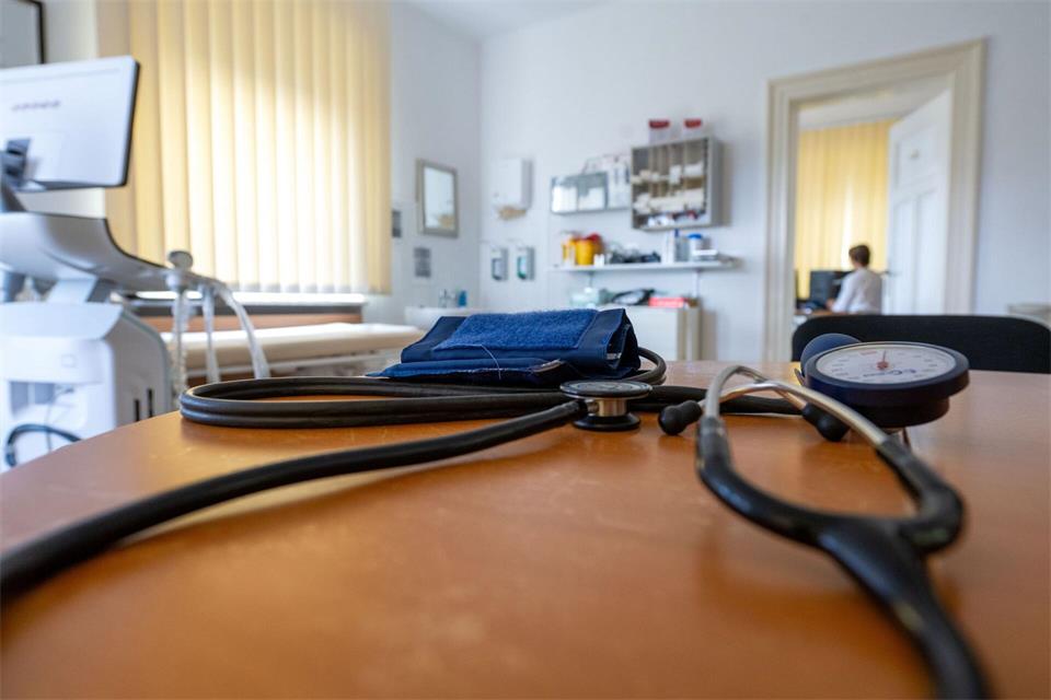 Eine persönliche Untersuchung bleibt die Ausnahme. Meist erstellt der MD Gutachten nach Aktenlage.picture alliance/dpa