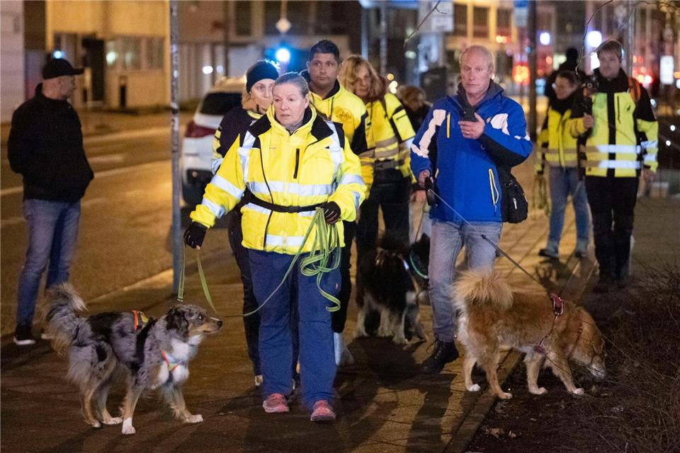 Eine private Initiative unterstützt die Suche. Boris Roessler/dpa