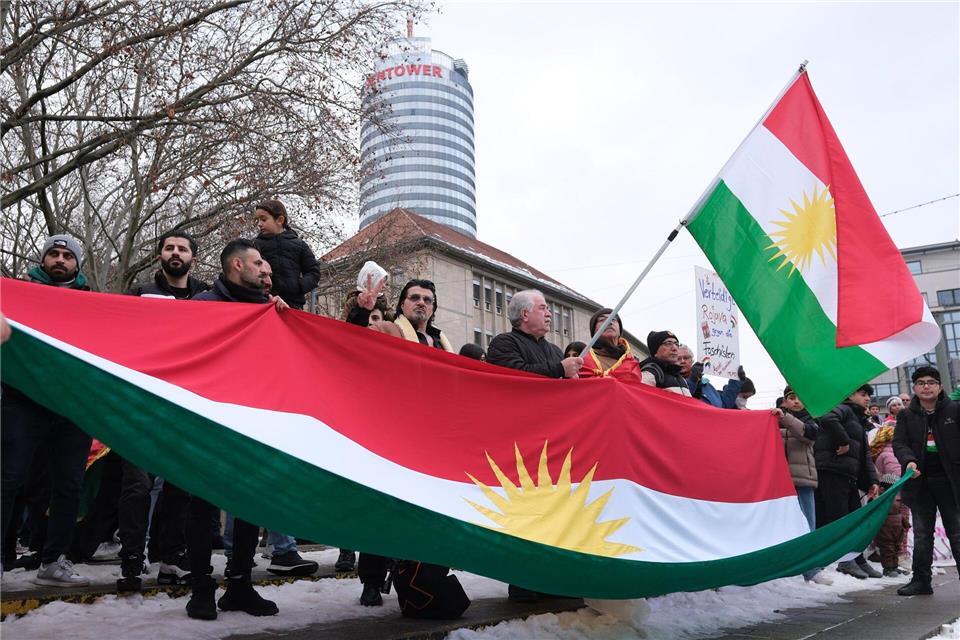 Eine pro-kurdische Kundgebung in Jena vor dem Hintergrund der schwierigen Situation der Kurden in Syrien.Sebastian Willnow/dpa