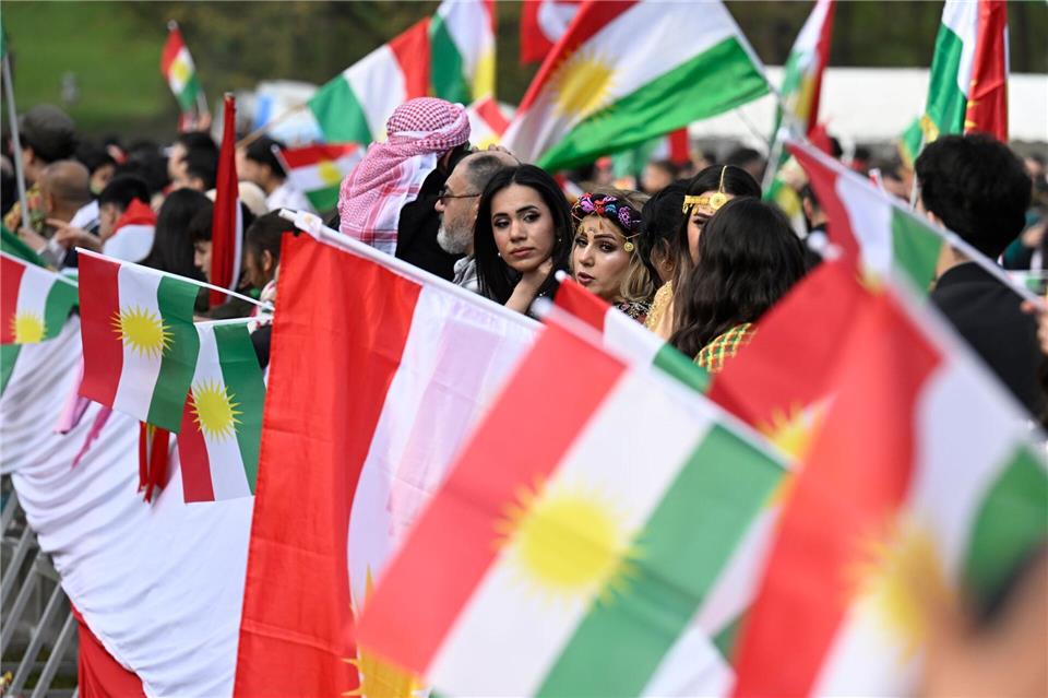Eine pro-kurdische Versammlung hat in Bonn viele Menschen mobilisiert.Roberto Pfeil/dpa