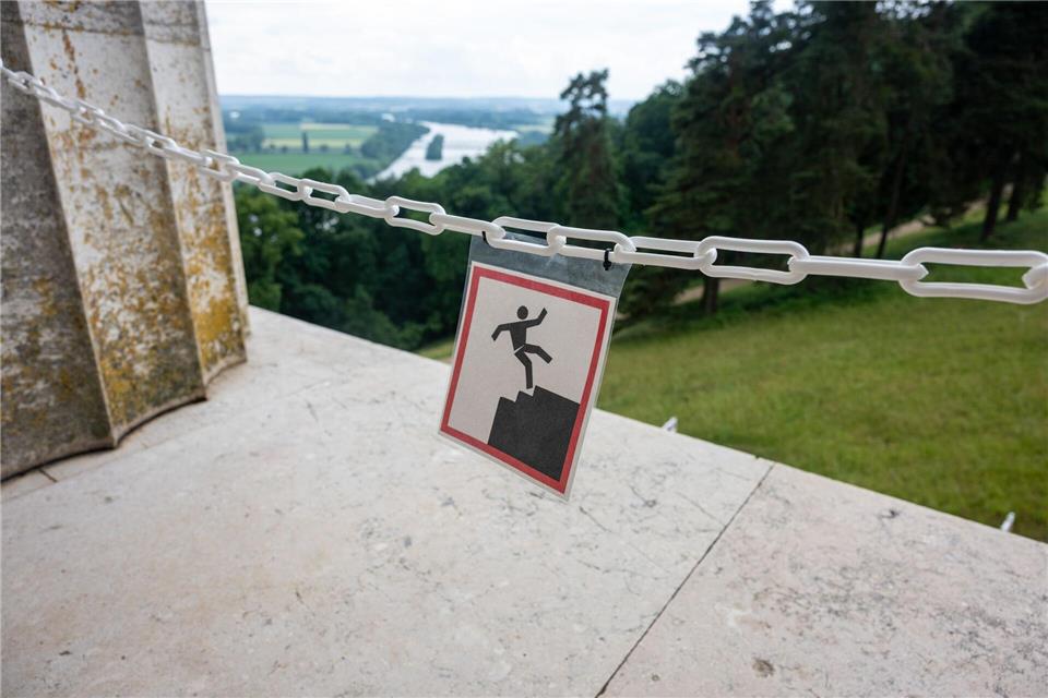 Eine provisorische Kunststoffkette ist an der Walhalla angebracht worden, um für die Absturzgefahr zu sensibilisieren.Armin Weigel/dpa