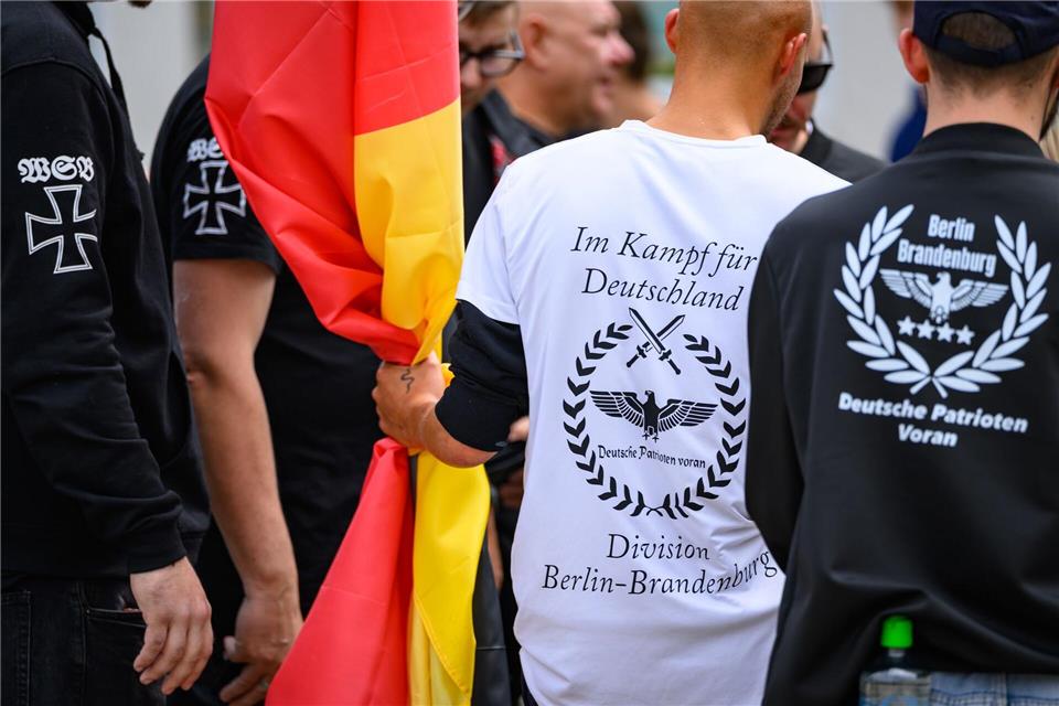 Eine rechtsextremistische Jugendgruppierung demonstriert gegen den Christopher Street Day in Eberswalde.Patrick Pleul/dpa