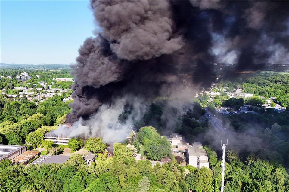 Eine riesige Rauchwolke stieg bei dem Brand des Schulzentrums im Mai 2025 in den Himmel. (Archivbild)Gianni Gattus/dpa